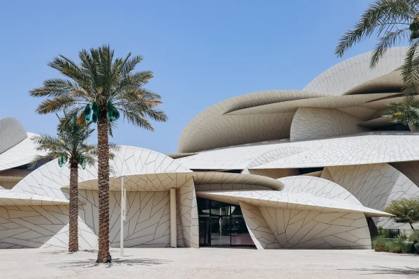 National_Museum_Qatar-1 National Museum of Qatar in Doha mit Palmen vor der Wüstenrosen-Architektur