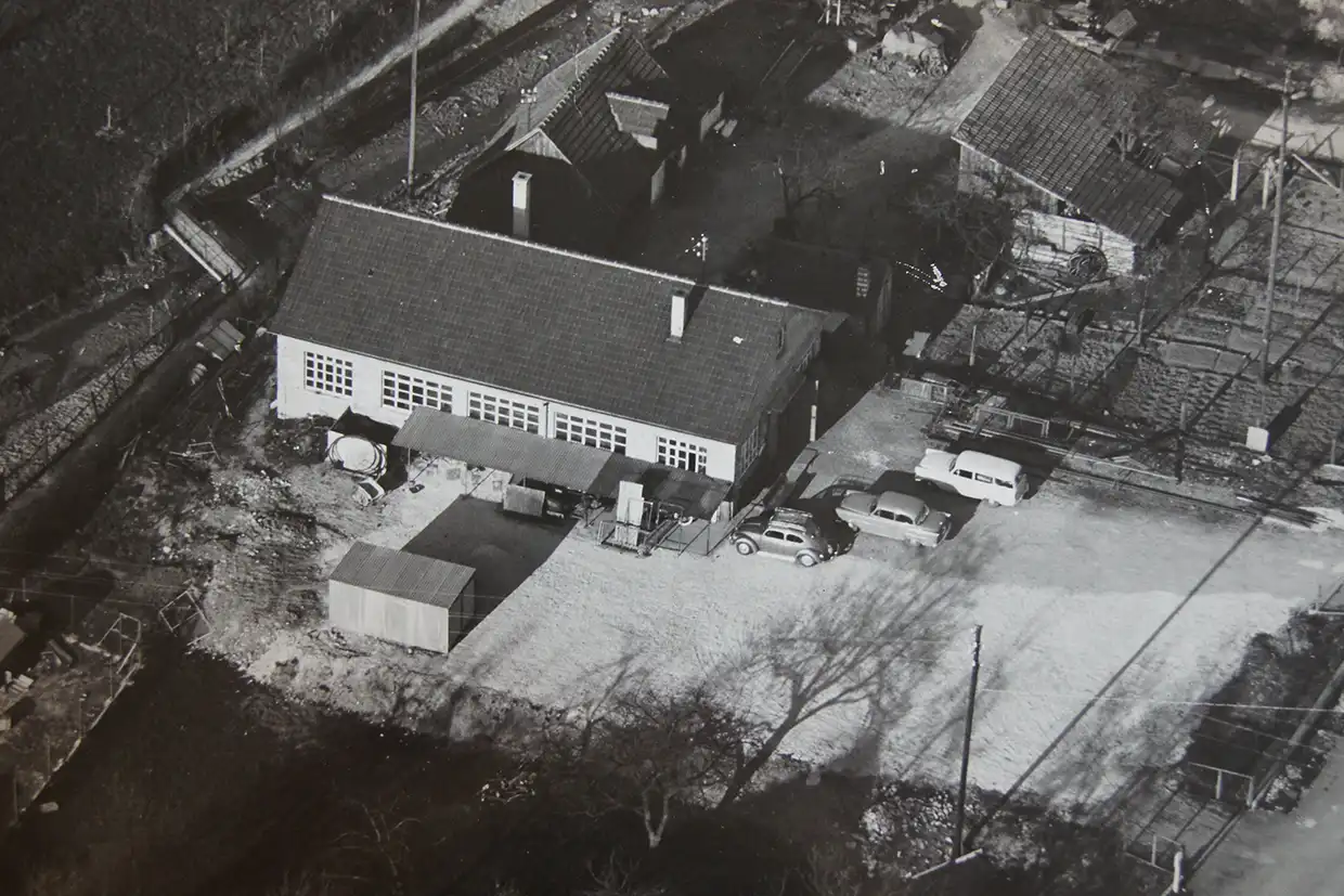 Historische Luftaufnahme des Buchele-Betriebs in Ebersbach