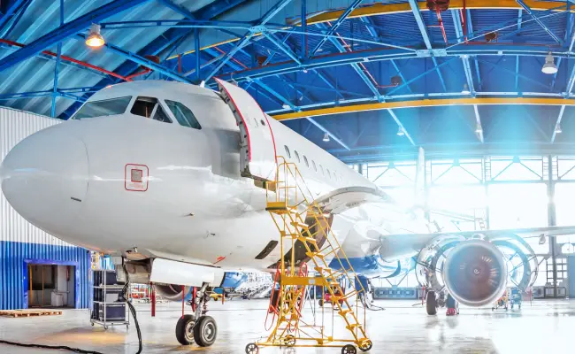 Flugzeug in einem Wartungshangar der Luftfahrtindustrie