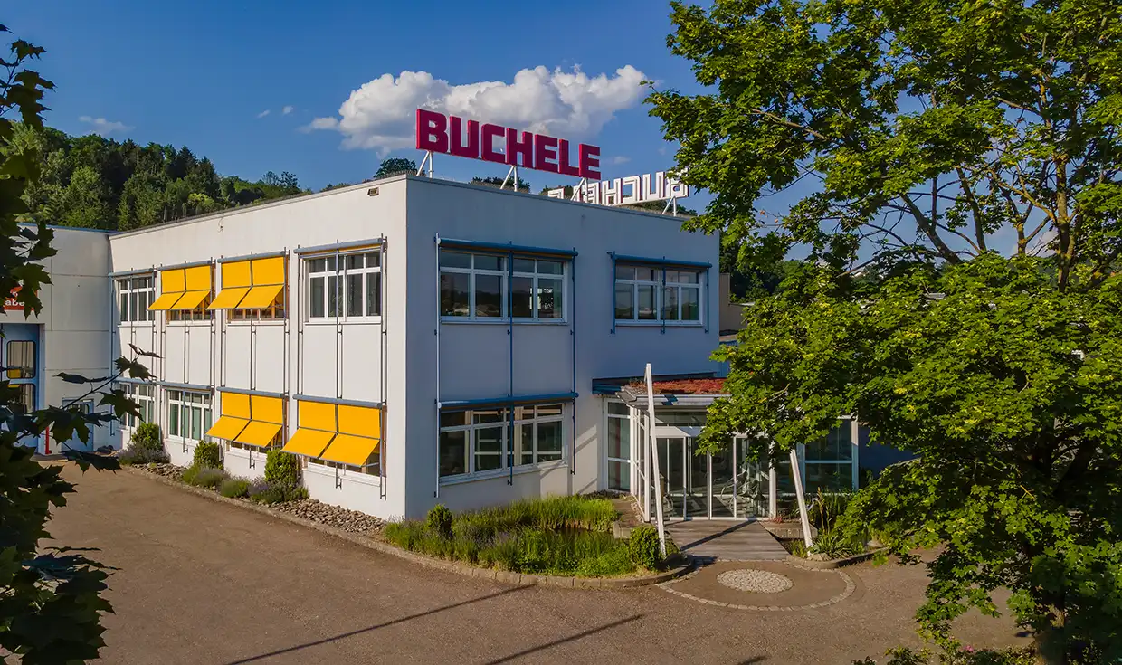 BUCHELE-Zentrale in Ebersbach/Fils mit Logo auf dem Dach