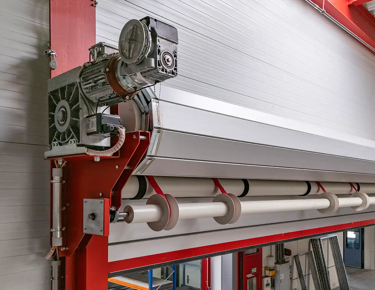 Motor und Lamellen eines LM LINE Rolltors von BUCHELE von innen