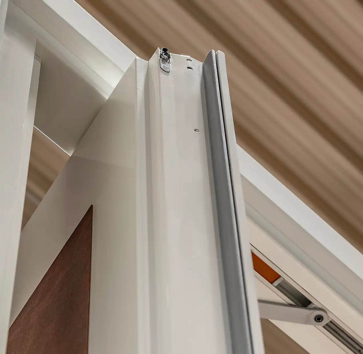 Detail der verdeckten Deckenlagerung einer ROTARY LINE Drehflügeltür