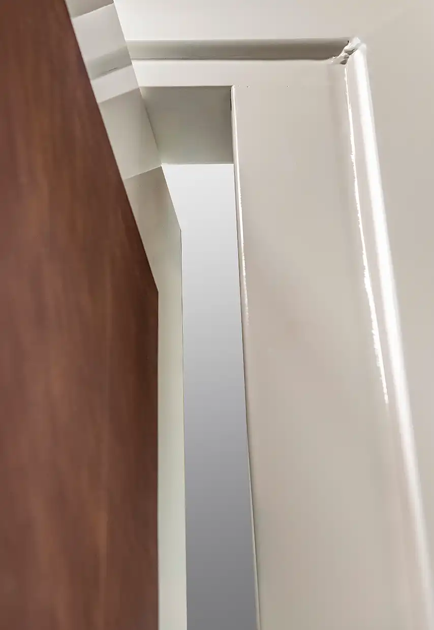 Detail der Türkante einer ROTARY LINE Tür mit Holz-Dekor