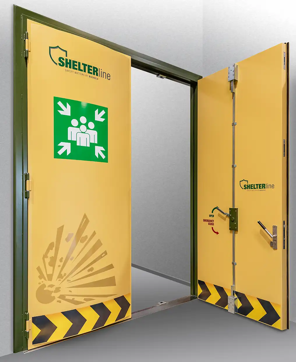 Zweiflügelige gelbe SHELTER LINE Schutzraumtür von BUCHELE mit Sammelstellen-Piktogramm, geöffnet