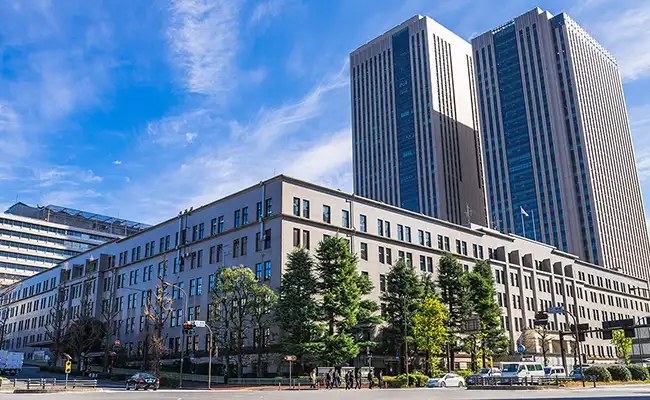 Behördengebäude mit Bürohochhäusern unter blauem Himmel
