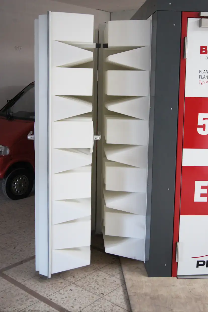 STB POWER LINE Schallschutztür von BUCHELE mit Absorberkeilen auf einer Messe