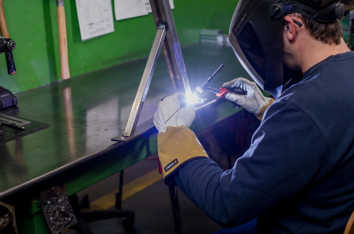 Schweißer bei der Arbeit in der BUCHELE-Fertigung
