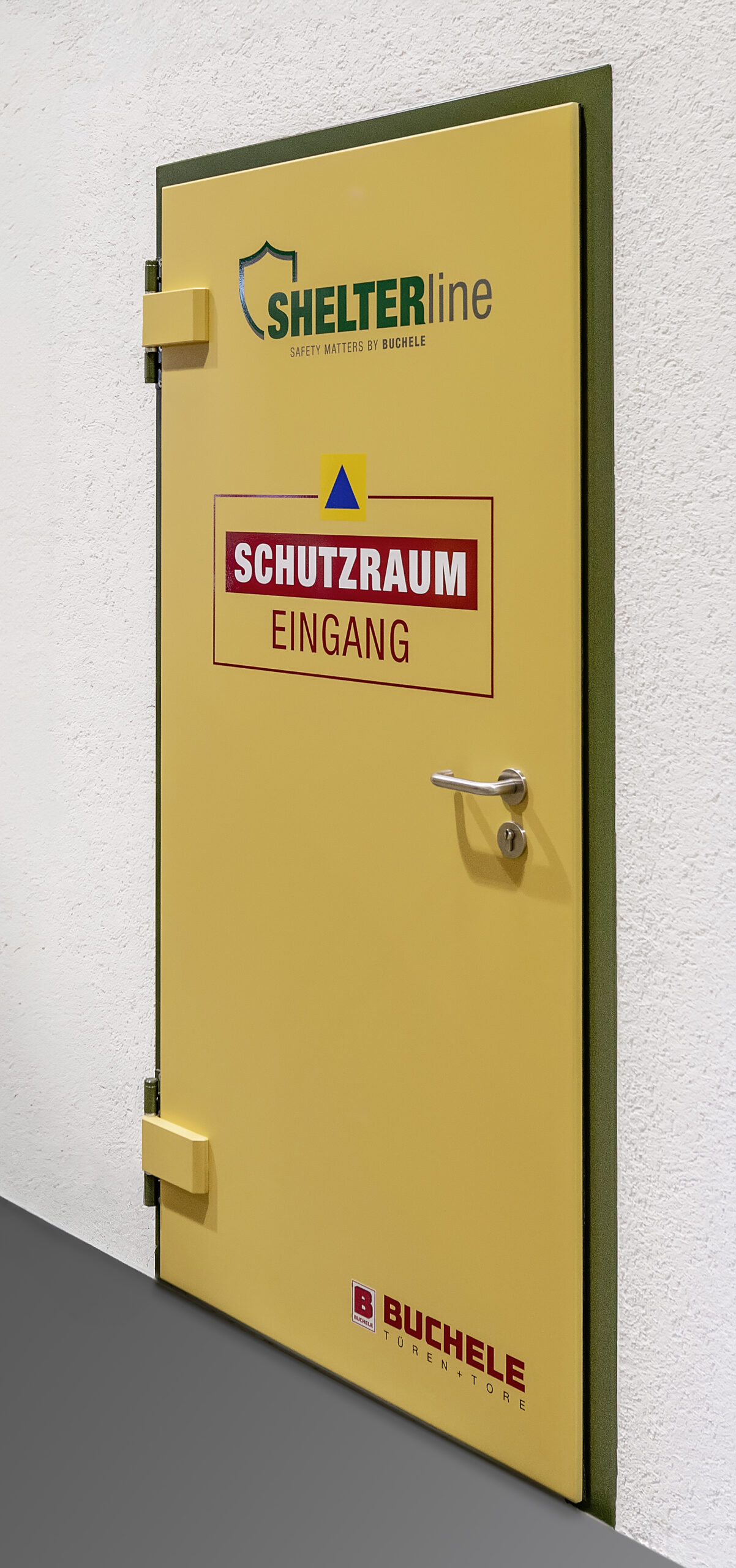 Gelbe SHELTER LINE Schutzraumtür von BUCHELE mit Schild Schutzraum Eingang