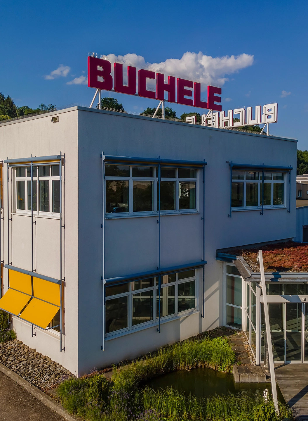 Firmengebäude der Buchele GmbH in Ebersbach/Fils mit BUCHELE-Schriftzug auf dem Dach