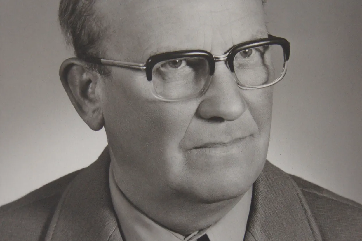 Schwarz-Weiß-Porträt von Hans Buchele, 1949
