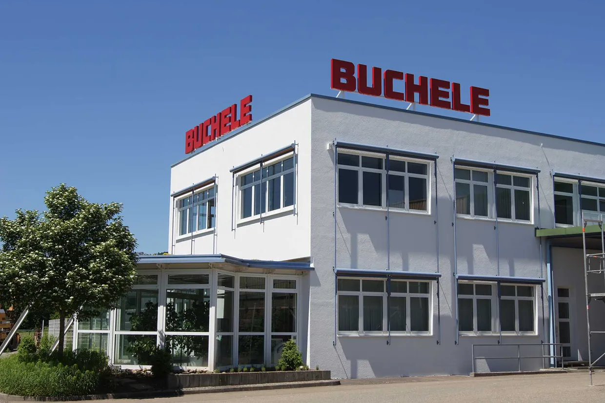 Firmengebäude von BUCHELE in Ebersbach/Fils mit Logo auf dem Dach, 2010