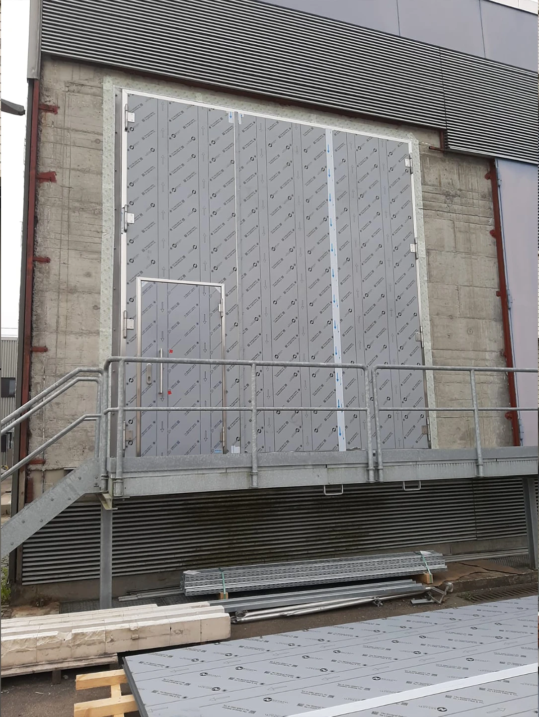 Großes Lüftungsgitter und Wartungssteg an einem Rechenzentrum