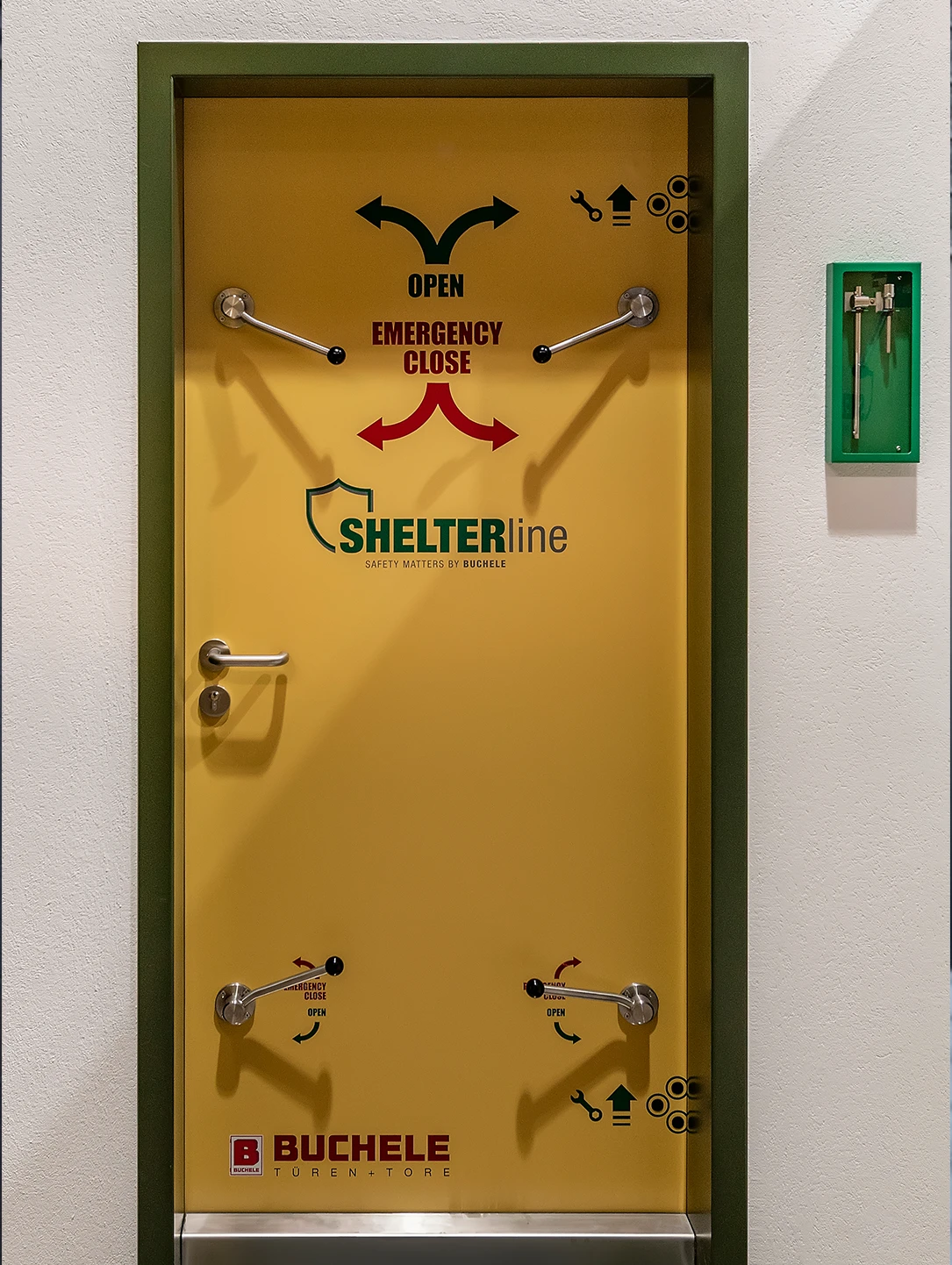 Gelbe SHELTER LINE Schutzraumtür von BUCHELE mit Notverriegelung OPEN / EMERGENCY CLOSE