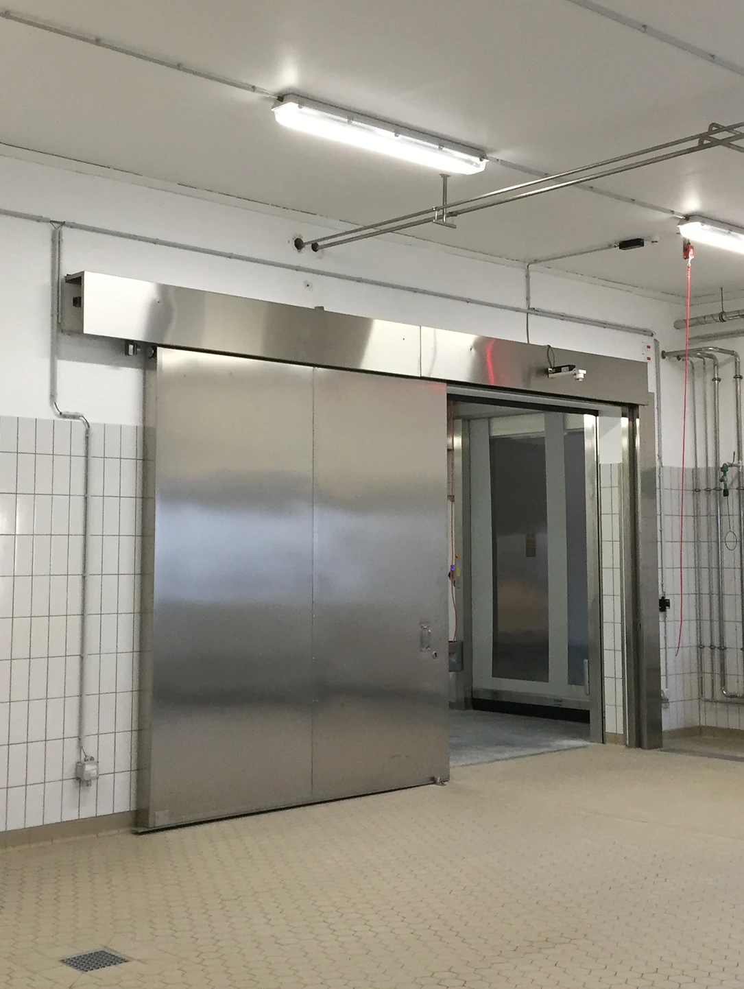 Edelstahl-Schiebetür von BUCHELE mit automatischem Antrieb in einem Reinraumbereich