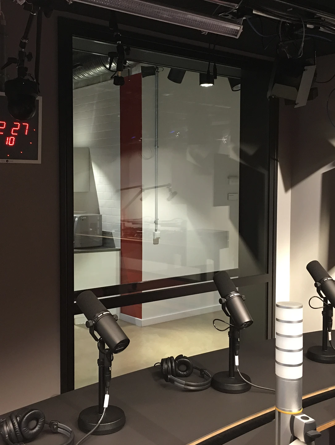 Rundfunkstudio mit Mikrofonen und Schallschutzfenster zum Regieraum