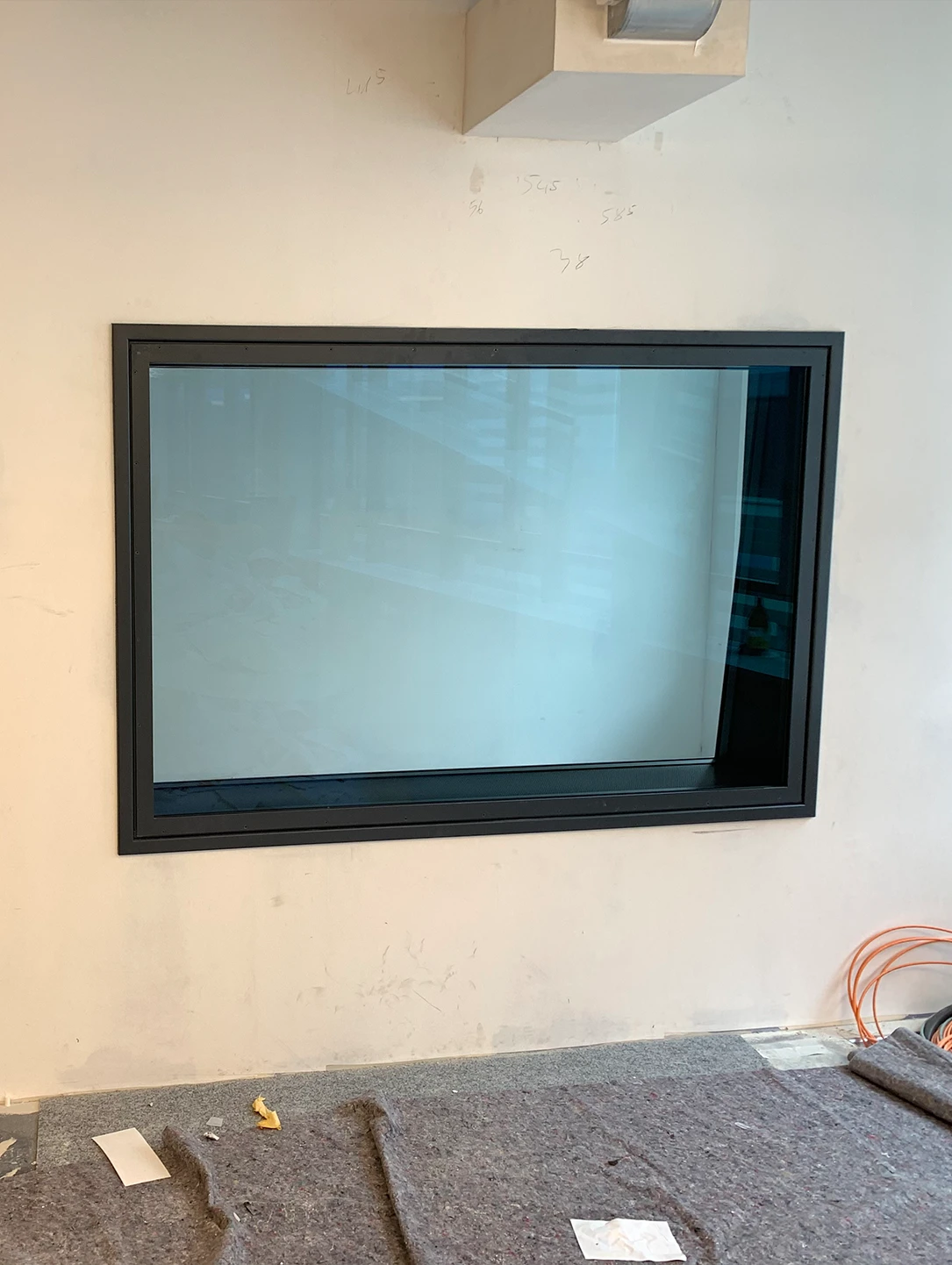 Schallschutzfenster von BUCHELE mit schwarzem Rahmen in einem Studio im Ausbau