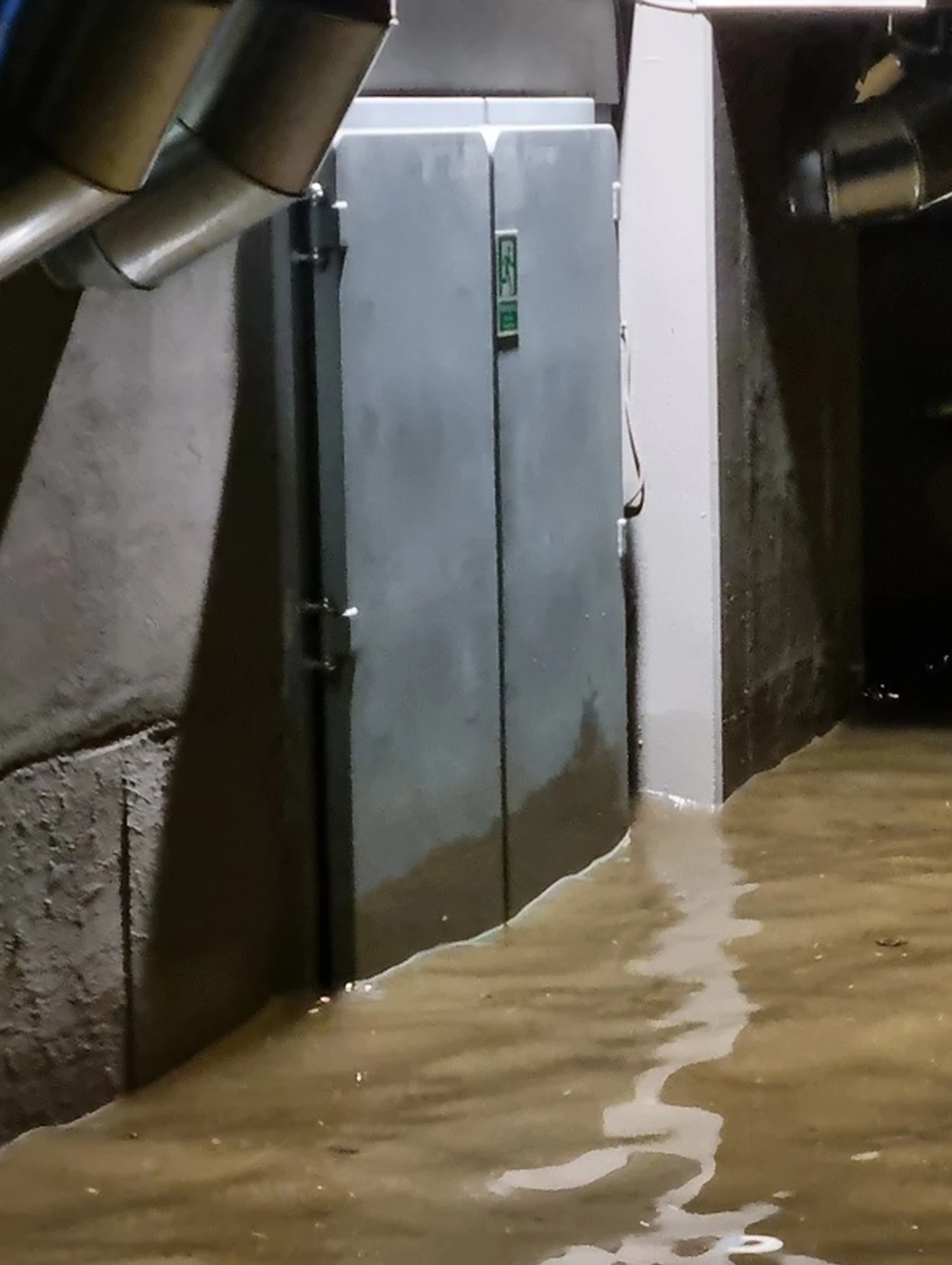 Hochwasserschutztür von BUCHELE in einem gefluteten Keller