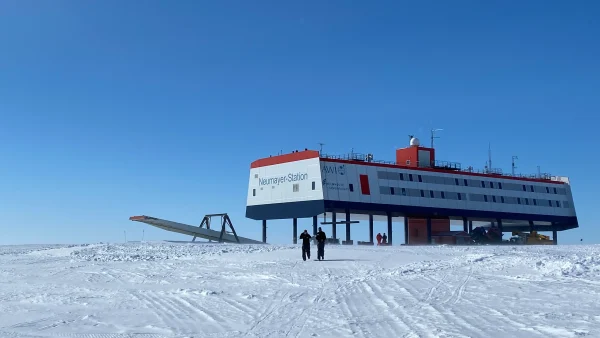 anwendung_forschung-hero Neumayer-Station III des Alfred-Wegener-Instituts auf dem Schelfeis der Antarktis