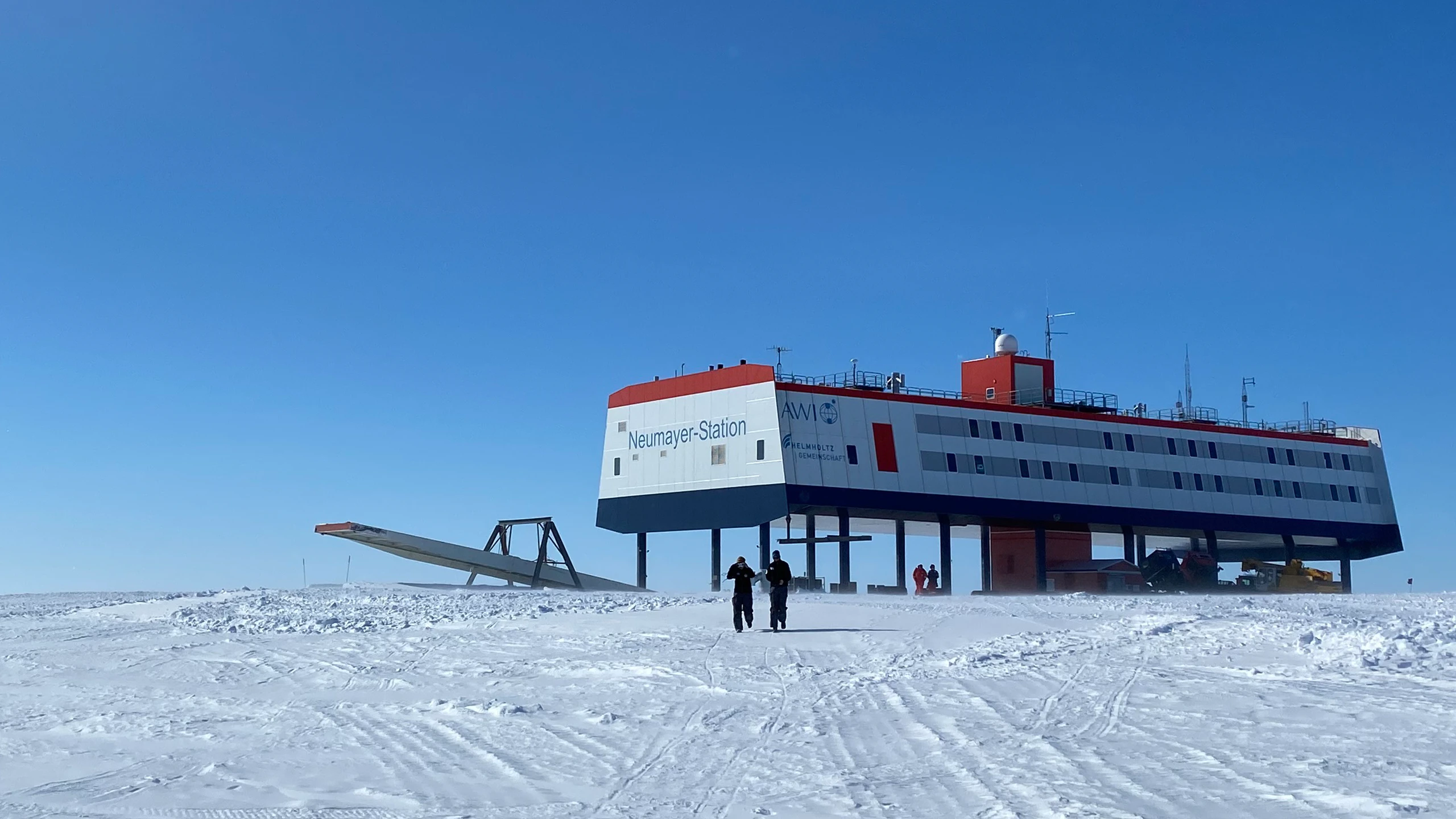 Neumayer-Station III des Alfred-Wegener-Instituts auf dem Schelfeis der Antarktis
