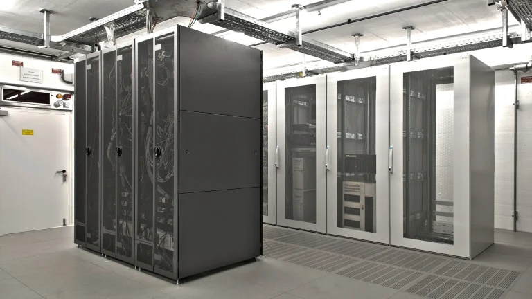 Serverschränke in einem Rechenzentrum