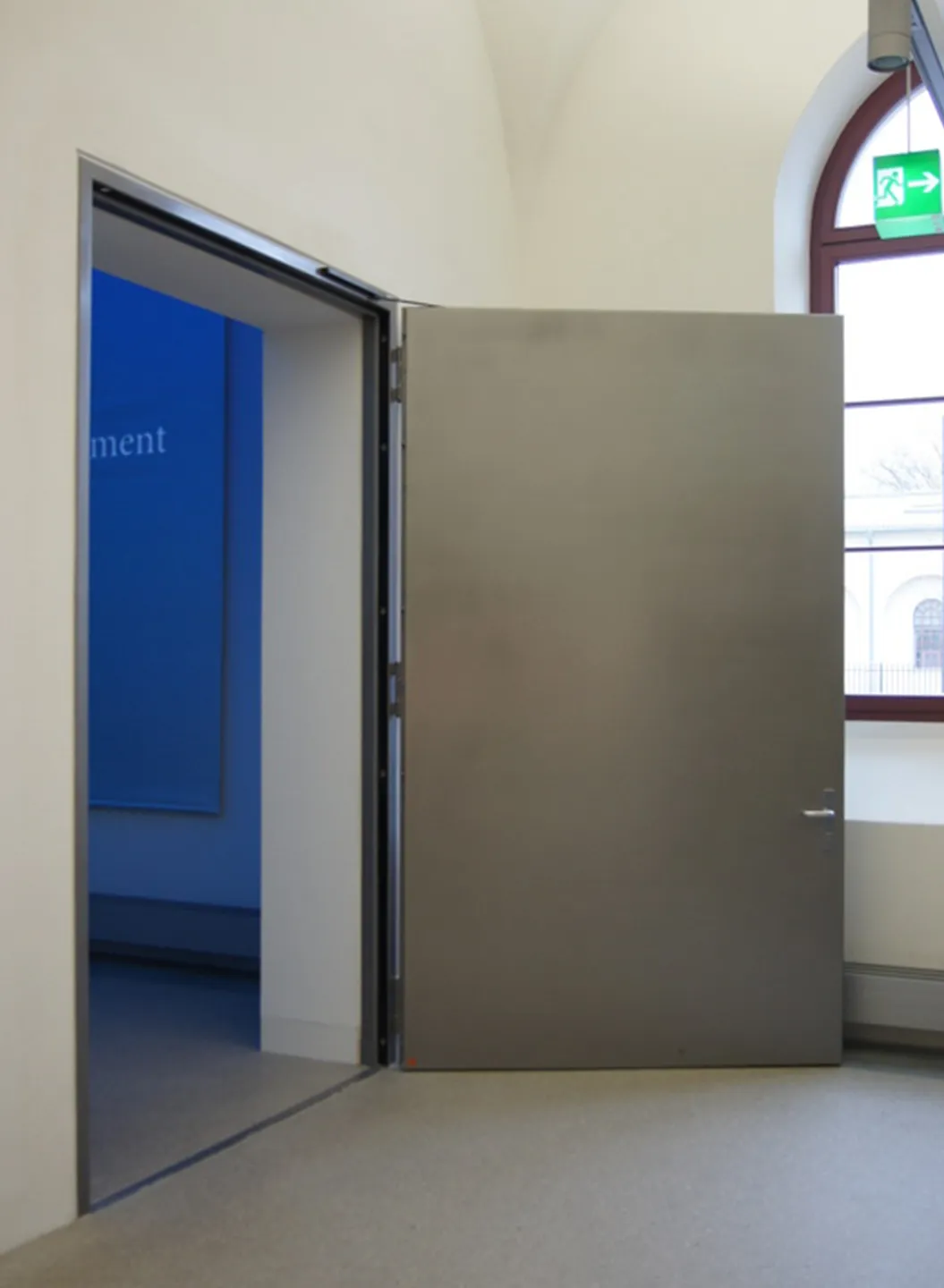 Geöffnete Sicherheitstür von BUCHELE zu einem Technikraum in einem Rechenzentrum