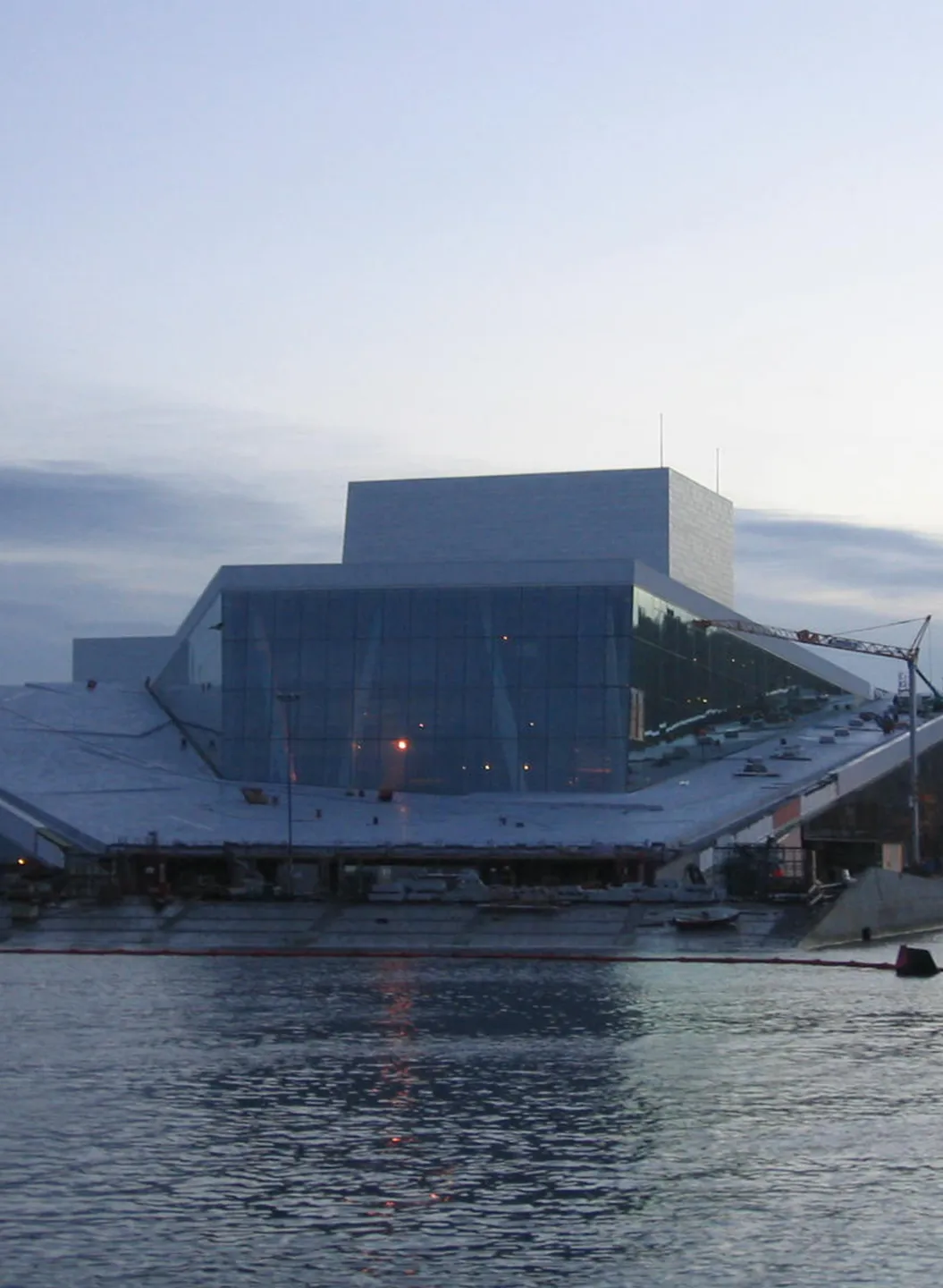 Opernhaus Oslo mit Glasfassade am Wasser in der Abenddämmerung