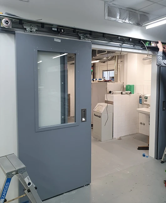 Graue Schiebetür mit Sichtfenster von BUCHELE in einer Prüfhalle der Lufthansa Technik