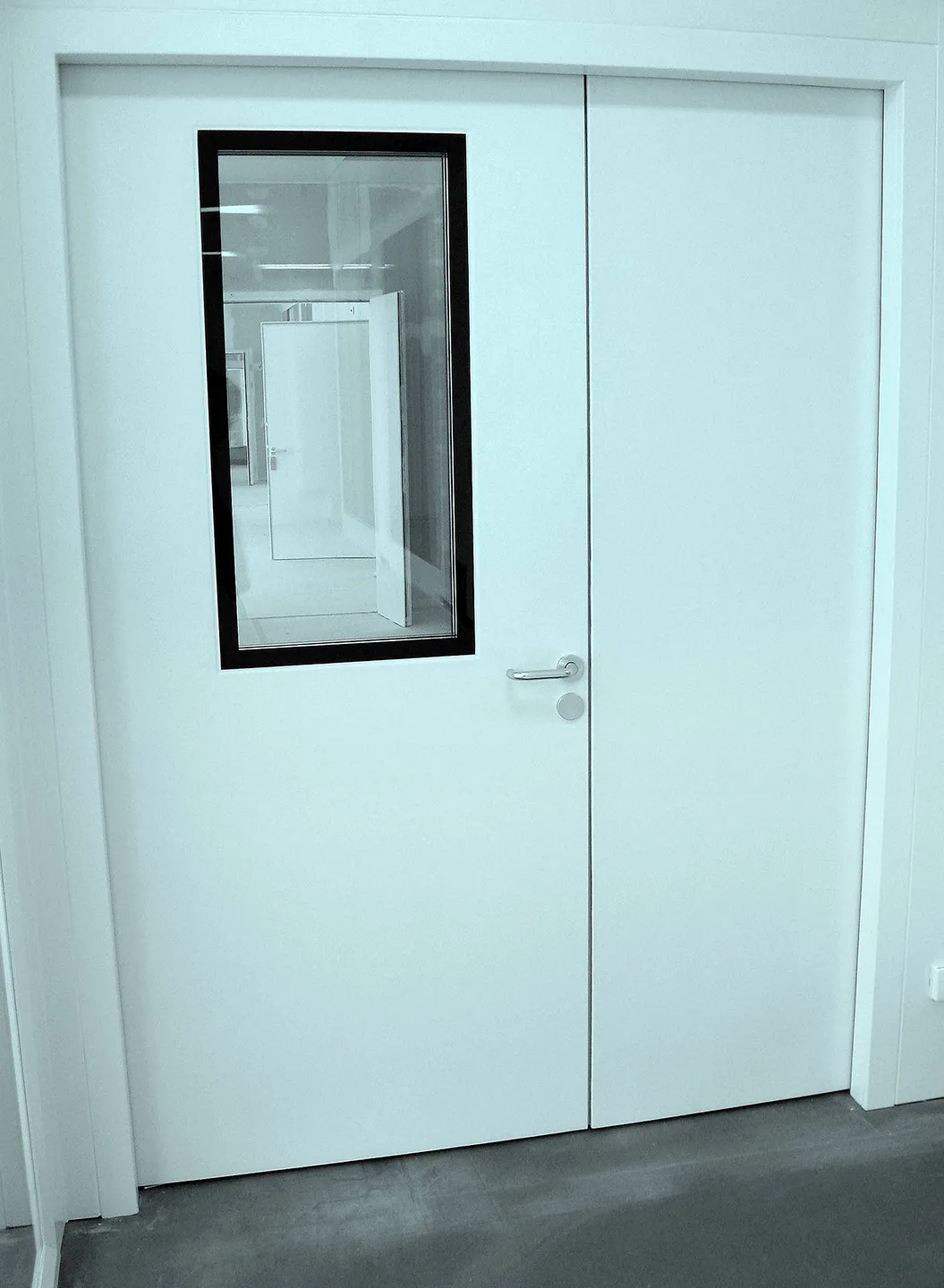 Weiße gasdichte Doppeltür von BUCHELE mit Sichtfenster in einem Laborflur