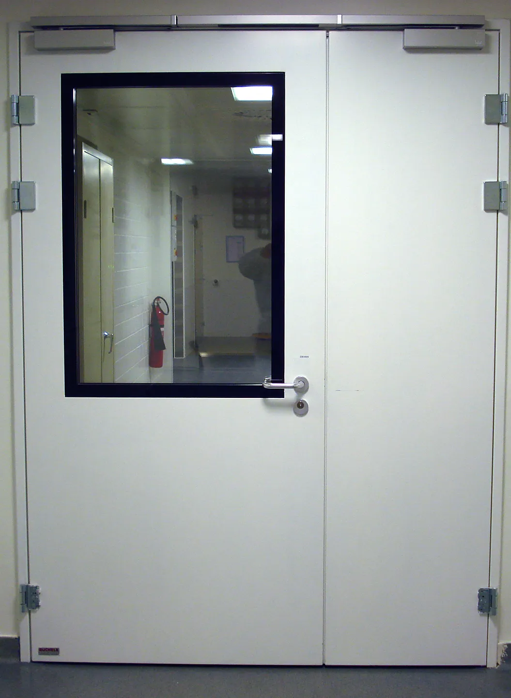 Zweiflügelige weiße gasdichte Tür von BUCHELE mit großem Sichtfenster