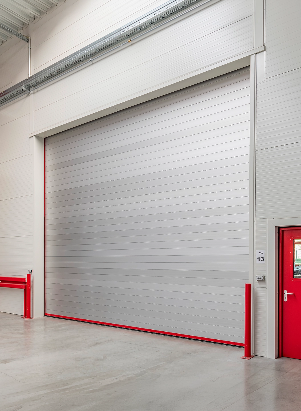 Grey sectional door by BUCHELE in an industrial hall