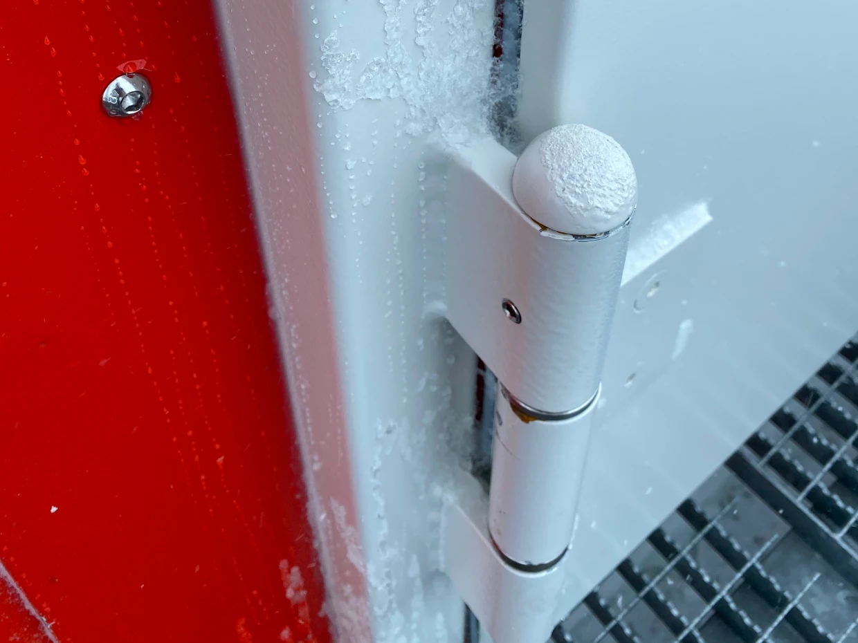 Vereistes Türband einer BUCHELE-Tür an der Neumayer-Station III