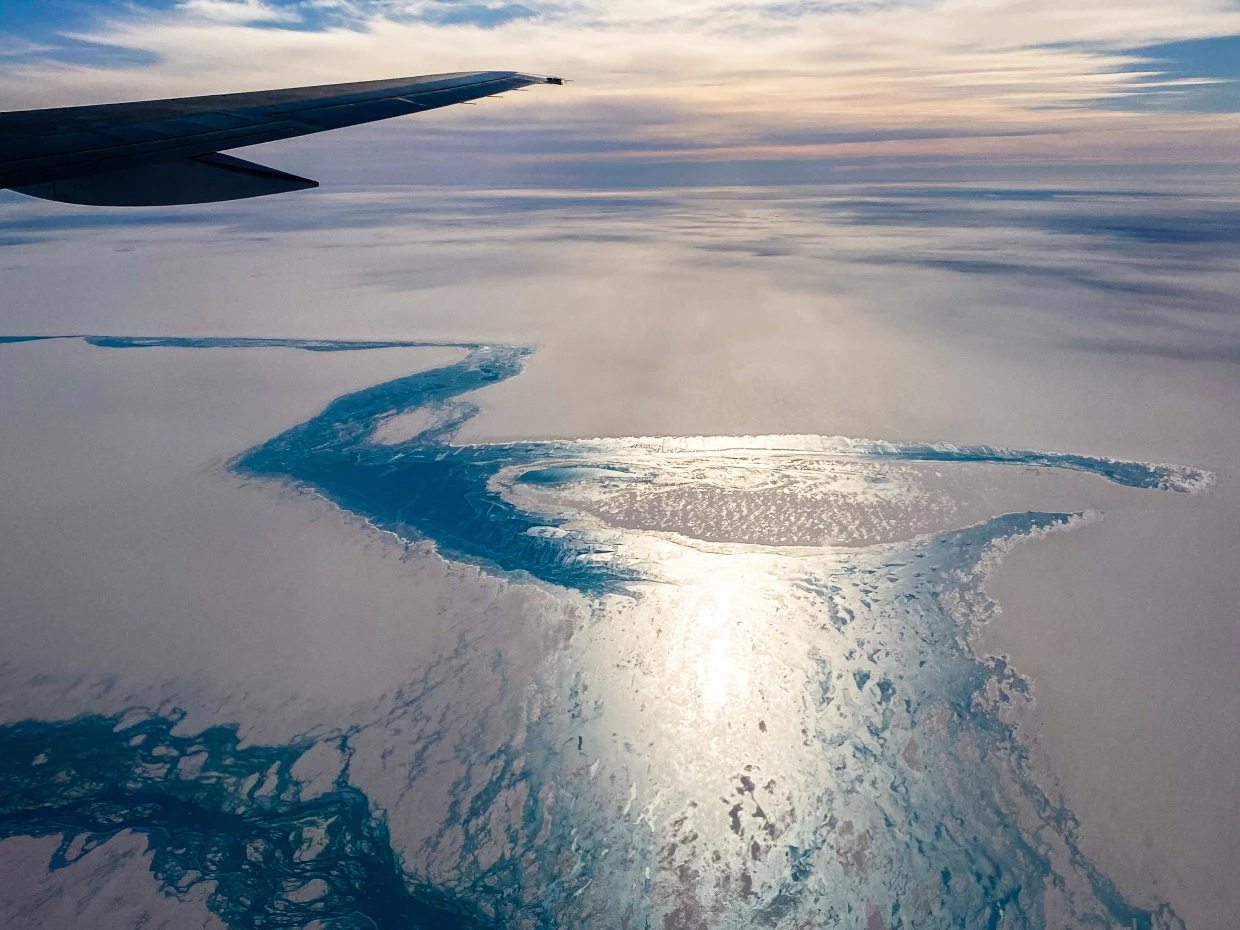 Blick aus dem Flugzeug auf Schelfeis und Meer in der Antarktis
