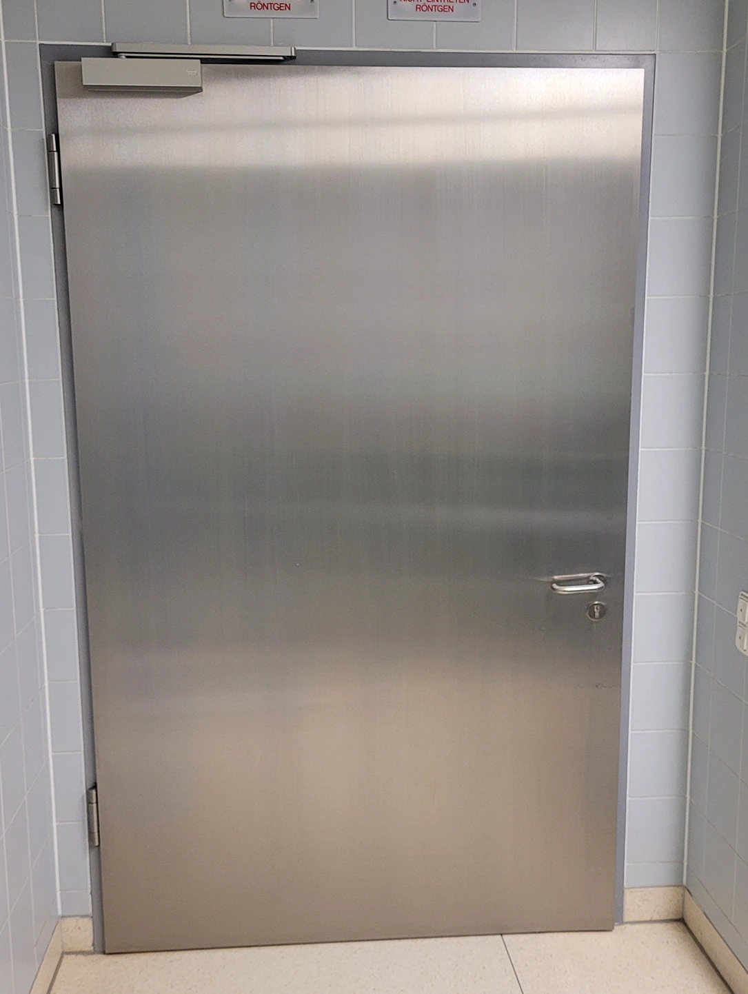 Stainless steel door by BUCHELE with door closer in a laboratory corridor