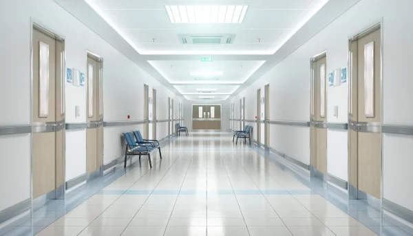 hospital-stock_placeholder Heller Klinikflur mit Türen und Sitzbank