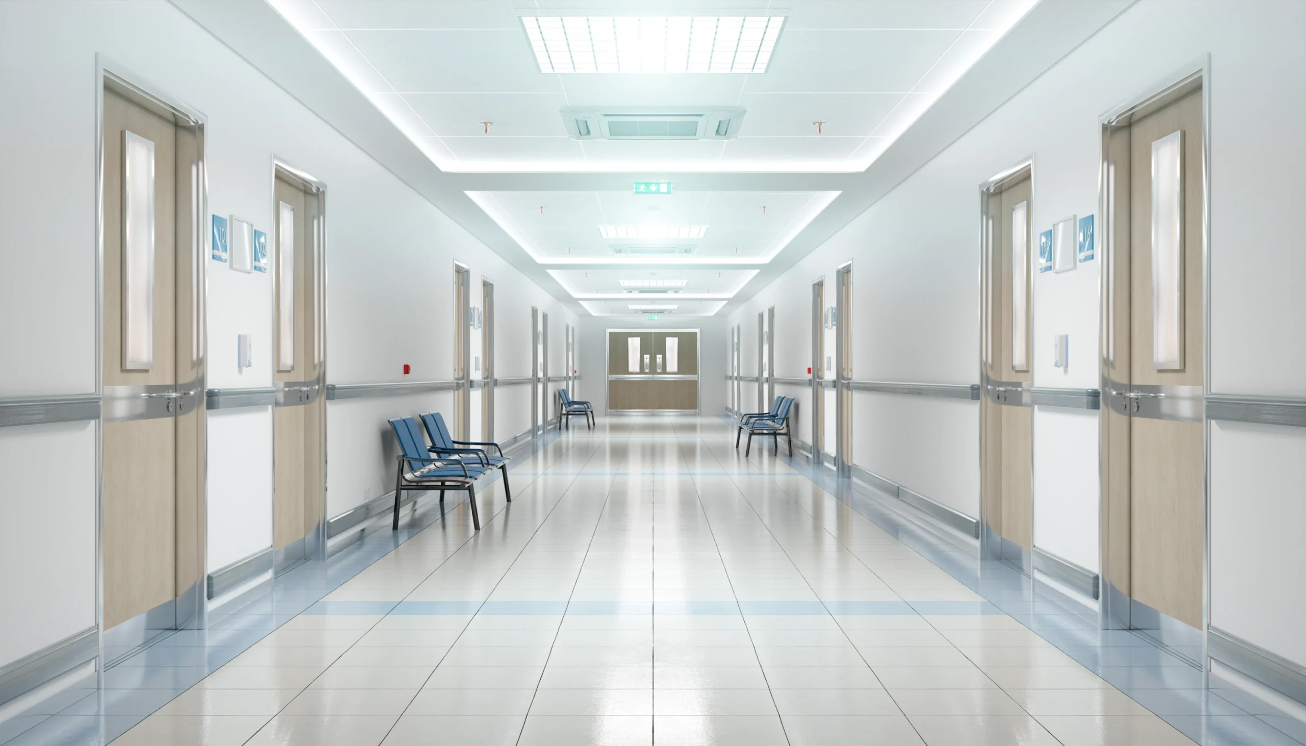 Heller Klinikflur mit Türen und Sitzbank