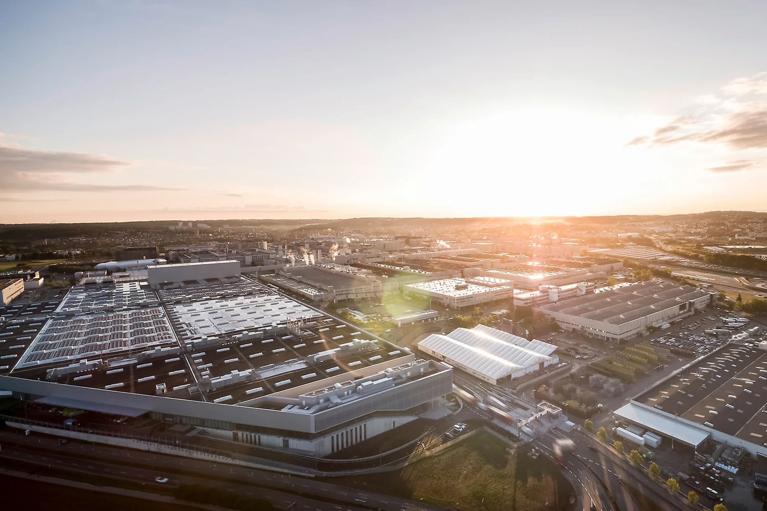 Luftaufnahme des Mercedes-Benz Werks Sindelfingen bei Sonnenuntergang