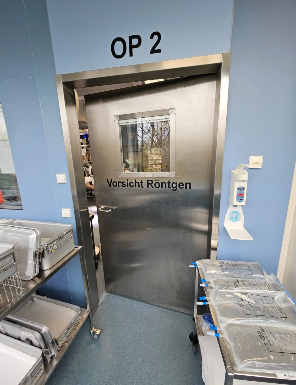 Strahlenschutztür von BUCHELE mit Bleiglasfenster am OP 2, Hinweis Vorsicht Röntgen